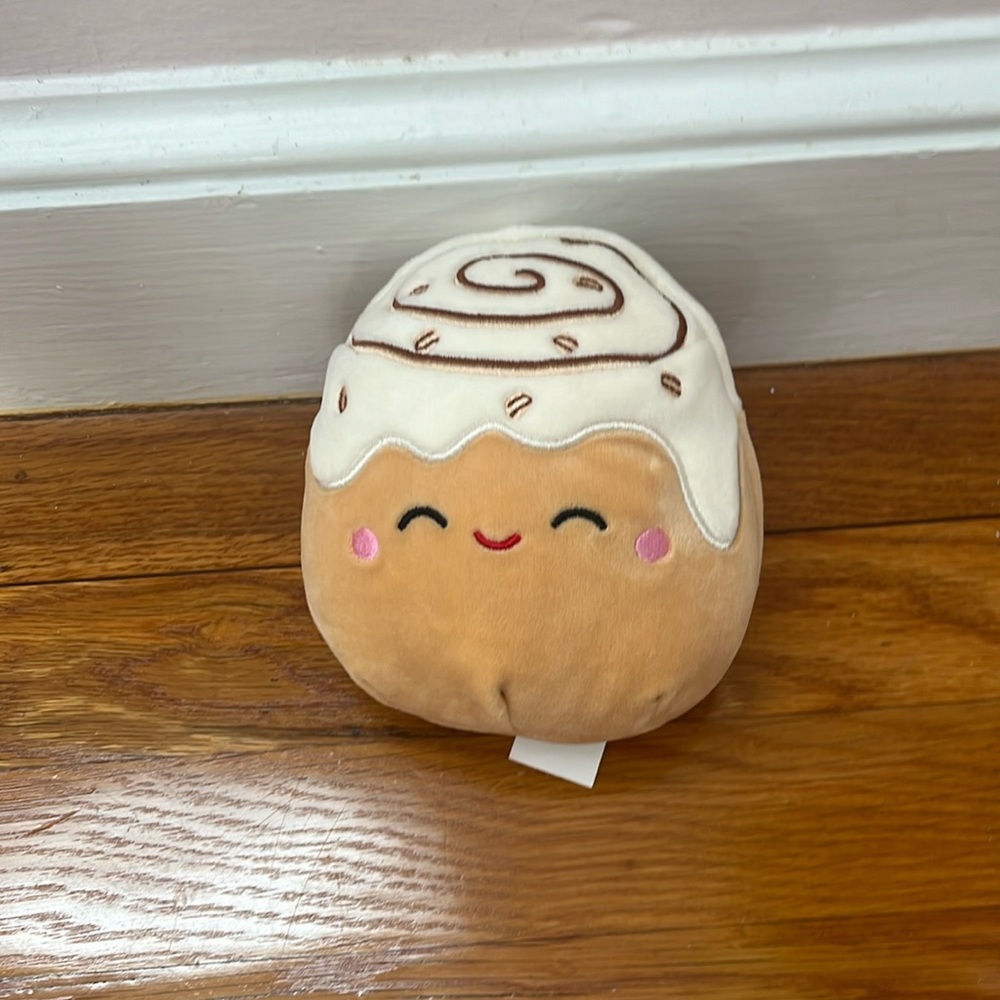 Cute cinnamon roll squishmallow. Never used